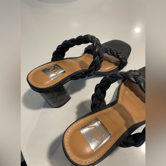 DV by Dolce Vita Size 8 Black Block Heels with Braided Straps - Picture 2 of 7